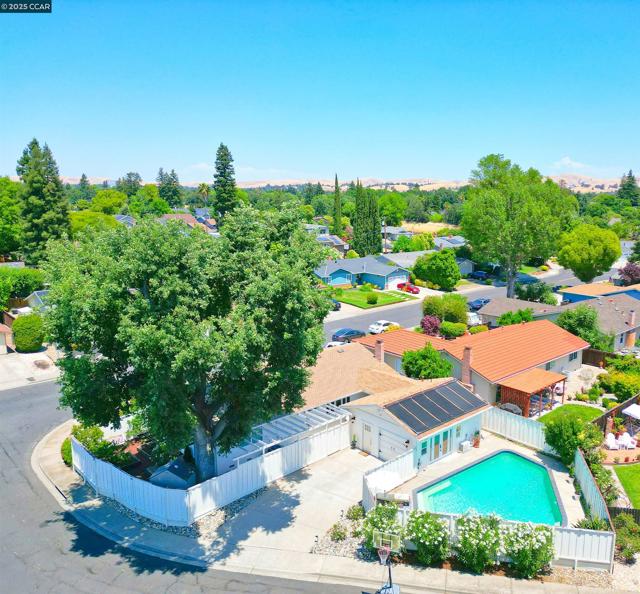 1250 Saint Louis Drive, Concord CA: https://media.crmls.org/mediaz/f252245a-40fd-47b8-89f1-3a66a5f8822b.jpg