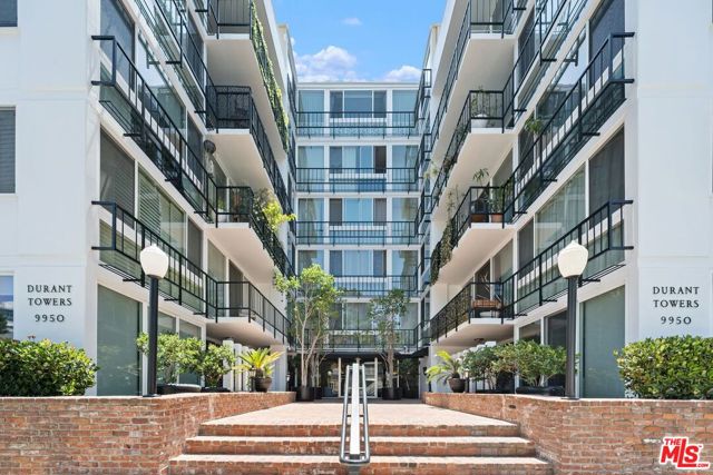 9950 Durant Drive, Beverly Hills CA: https://media.crmls.org/mediaz/f2523ff7-6b06-4f25-95a8-c8bb175ffe12.jpg