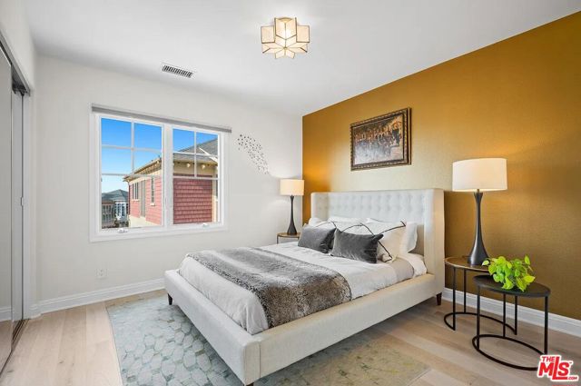 2584 Bungalow Place, Corona del Mar CA: https://media.crmls.org/mediaz/f252fe18-fe8e-4d3c-a283-863d6a509419.jpg