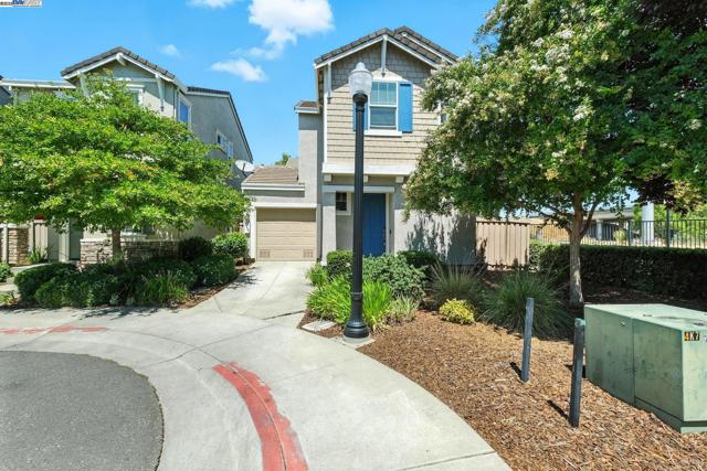 2501 Aimonetti ave, Sacramento CA: https://media.crmls.org/mediaz/f253829c-0bdd-44ed-99a4-8bc7ad945e09.jpg