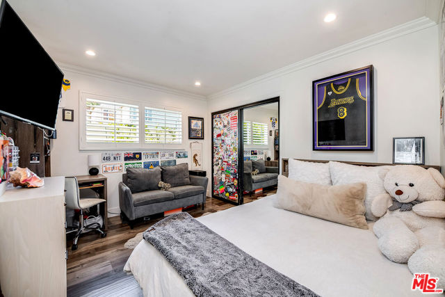 4635 Bellflower Avenue, North Hollywood CA: https://media.crmls.org/mediaz/f2542839-6c72-4a32-8b6f-9fae5ef520a9.jpg