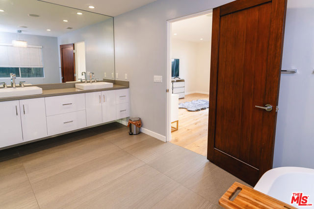 3423 Scadlock Lane, Sherman Oaks CA: https://media.crmls.org/mediaz/f254a5b2-2e2e-4aa8-9f46-1251dfb6018b.jpg