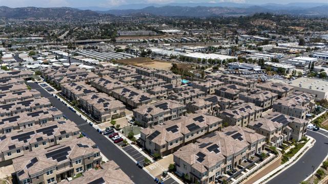 1221 Sunrise View, San Marcos CA: https://media.crmls.org/mediaz/f255f7c4-faf1-45d6-9ecc-e5ce98ca355a.jpg