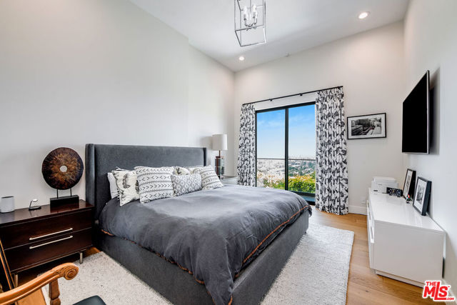 11258 Laurie Drive, Studio City CA: https://media.crmls.org/mediaz/f25704a0-edc8-4f0f-bd26-e2adf4420867.jpg