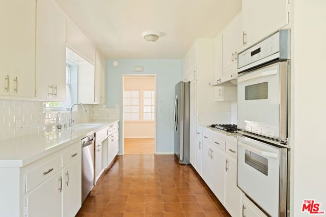 315 26th Street, Santa Monica CA: https://media.crmls.org/mediaz/f257209d-27aa-45bd-bb17-0da4195a76e3.jpg