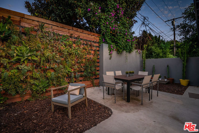 4370 Beck Avenue, Studio City CA: https://media.crmls.org/mediaz/f258cca1-6642-435a-82f8-d96e1ee9d845.jpg