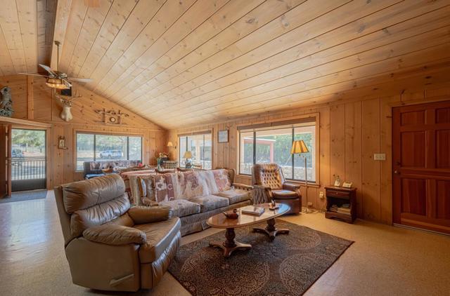 33900 Fabry Road, Soledad CA: https://media.crmls.org/mediaz/f258dbda-19aa-4087-be50-dd4740ef564d.jpg