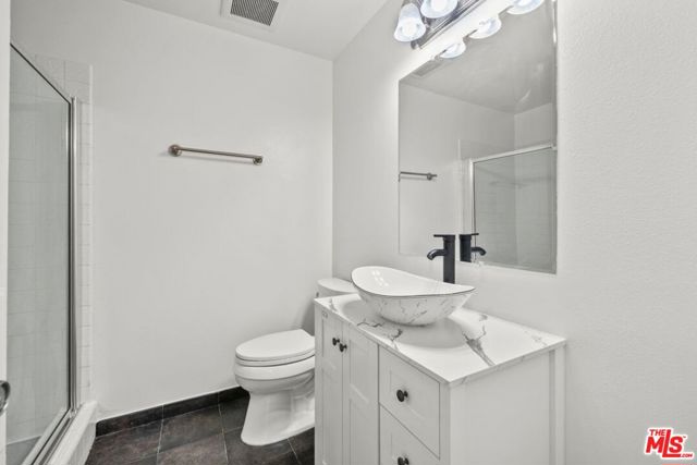 5840 Etiwanda Avenue, Tarzana CA: https://media.crmls.org/mediaz/f25a8ff9-3355-4292-a214-081122ad6880.jpg