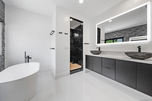 3160 Goldfinch St, San Diego CA: https://media.crmls.org/mediaz/f25b22d0-2aae-4fe2-84a0-b4a78304549f.jpg