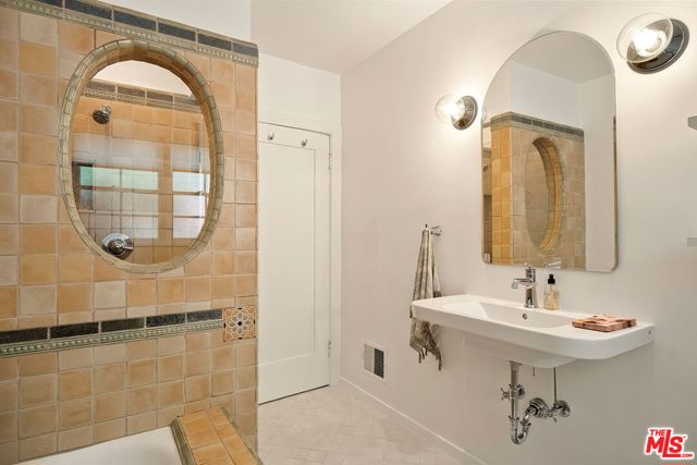 440 19th Street, Santa Monica CA: https://media.crmls.org/mediaz/f25da510-46bb-496d-9b8a-80790ca9aaaa.jpg