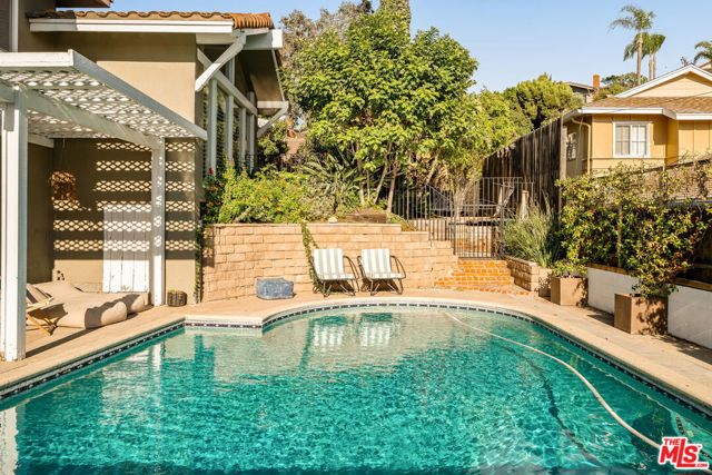 4748 Round Top Drive, Los Angeles CA: https://media.crmls.org/mediaz/f25e9b0c-1bd2-4ac4-9c62-8f41525fdb90.jpg