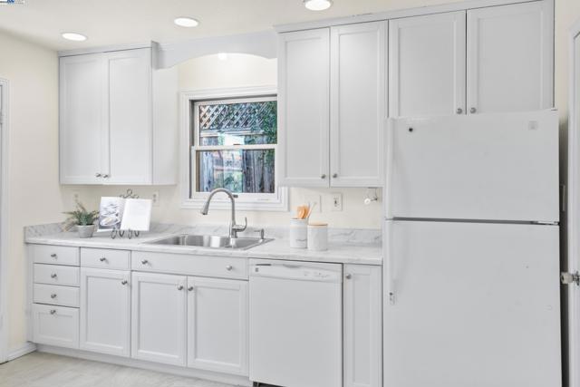 2948 Glenside Dr, Concord CA: https://media.crmls.org/mediaz/f25ec470-5fc7-4ba2-8dd2-363caab3d667.jpg
