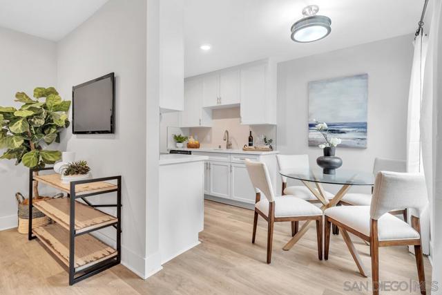 8644 Via Mallorca, La Jolla CA: https://media.crmls.org/mediaz/f2605c43-a74c-493f-8a65-67bc97fb44d4.jpg
