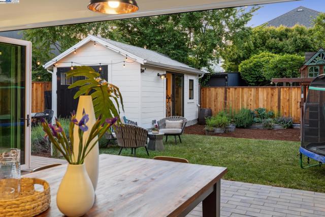 5472 KALES AVENUE, Oakland CA: https://media.crmls.org/mediaz/f260639d-6517-459a-b3cf-7e49b6414fe9.jpg