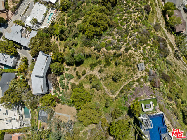 2207 Bowmont Drive, Beverly Hills CA: https://media.crmls.org/mediaz/f2622d03-afb9-484b-b437-d391854d7193.jpg