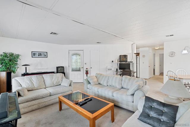 525 W El Norte Pkwy, Escondido CA: https://media.crmls.org/mediaz/f263dd97-6c88-4b69-bbb5-f88d45271c42.jpg