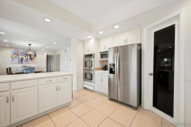 4048 Raffee Dr, San Diego CA: https://media.crmls.org/mediaz/f26571a0-42d1-418a-8d3c-2328320b293d.jpg