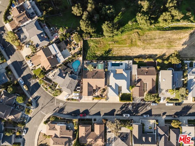 4837 Round Top Drive, Los Angeles CA: https://media.crmls.org/mediaz/f266d378-7384-4fd9-bb09-8e2adeee1304.jpg