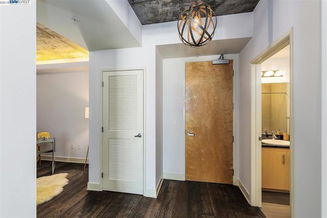 311 2nd Street, Oakland CA: https://media.crmls.org/mediaz/f2670b46-c4d8-433e-b52e-fa9e4f4800c6.jpg