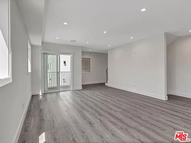5752 Kester Avenue, Van Nuys CA: https://media.crmls.org/mediaz/f26875fd-ccc8-469c-b8ef-aef006ec009a.jpg