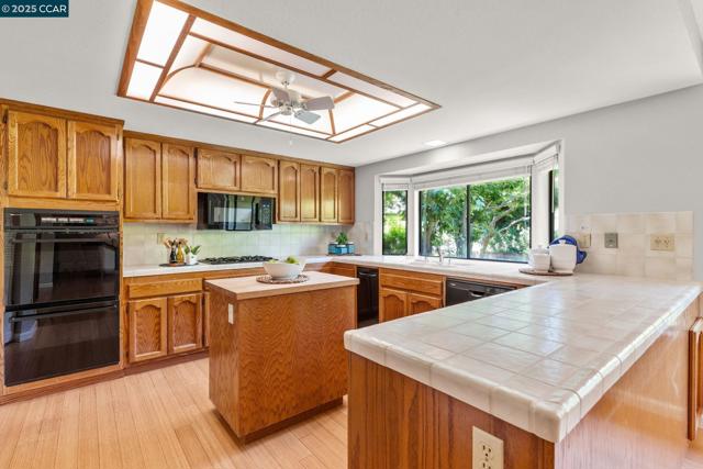 109 Bria Ct, Walnut Creek CA: https://media.crmls.org/mediaz/f26956e1-dbd2-4db6-a900-5903e31e8154.jpg