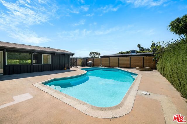 5961 Wrightcrest Drive, Culver City CA: https://media.crmls.org/mediaz/f26987a5-df32-4b58-84ad-b71ff12f45a5.jpg