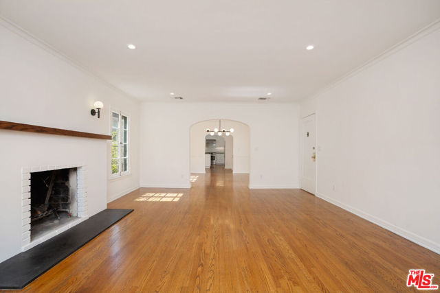 135 N Orange Drive, Los Angeles CA: https://media.crmls.org/mediaz/f26de4e6-2a93-401f-bdd9-3a40174114a4.jpg