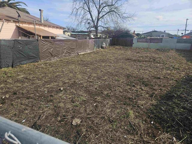 1020 70Th Ave, Oakland CA: https://media.crmls.org/mediaz/f26ec786-1d2f-4fa0-8b1a-802479745270.jpg