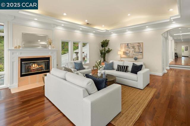 6585 Swainland Rd, Oakland CA: https://media.crmls.org/mediaz/f26f12e9-996f-4c6f-b659-f1d3ee5e0d64.jpg