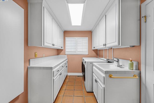 20340 Hunters Knls, Castro Valley CA: https://media.crmls.org/mediaz/f26f1cce-5808-4c8e-a1dd-0e2dbf88eb3a.jpg