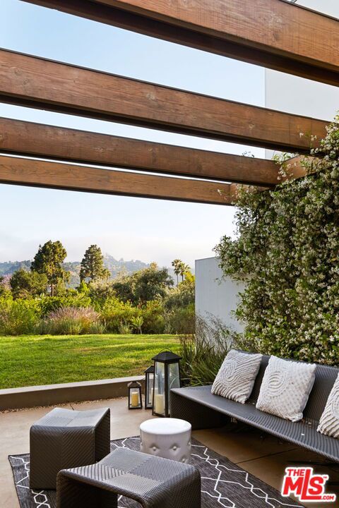11531 Amanda Drive, Studio City CA: https://media.crmls.org/mediaz/f270e974-1dd4-4359-bbb4-c105d74cea66.jpg