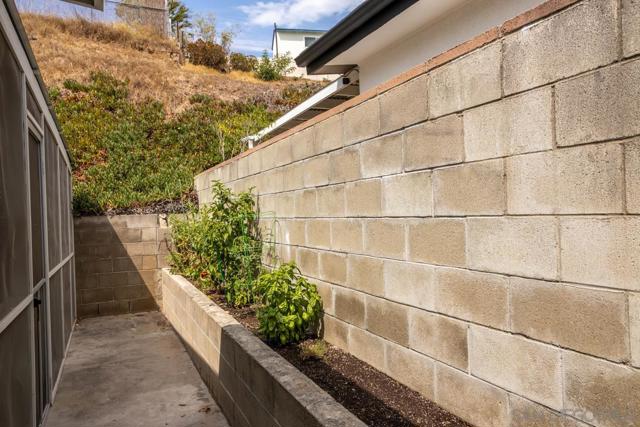 4612 Revillo Way, San Diego CA: https://media.crmls.org/mediaz/f2711219-fd87-4365-9fb3-5cd1ebdb1ca9.jpg