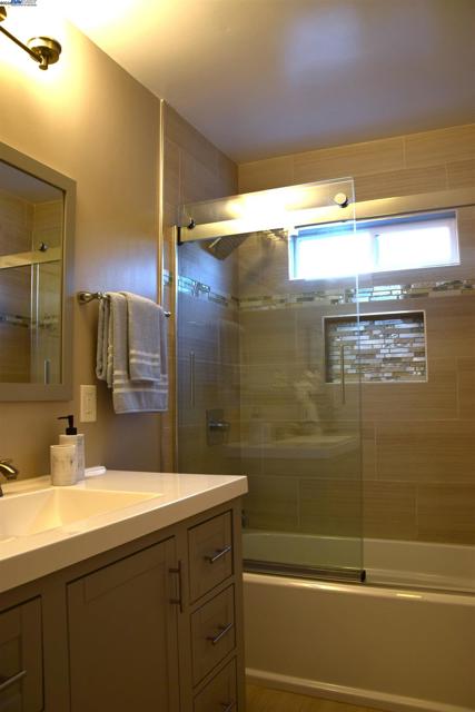 2412 8Th St, Berkeley CA: https://media.crmls.org/mediaz/f271e824-9ae2-481b-9961-47033c35e01a.jpg