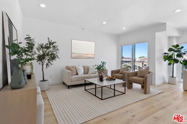 542 1/2 N Serrano Avenue, Los Angeles CA: https://media.crmls.org/mediaz/f2724506-d6bc-4e3f-8b1c-4d8e125bd12c.jpg