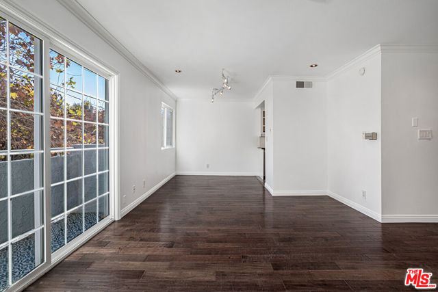 15002 Magnolia Boulevard, 4 photo 6