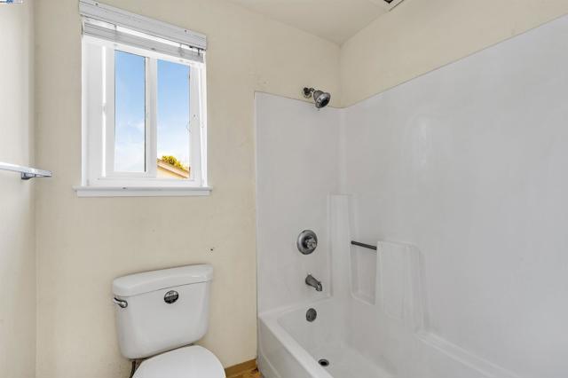 136 Hackamore Ln, Fremont CA: https://media.crmls.org/mediaz/f2724d82-c1ec-4fb1-a2d2-229c2c44e50e.jpg