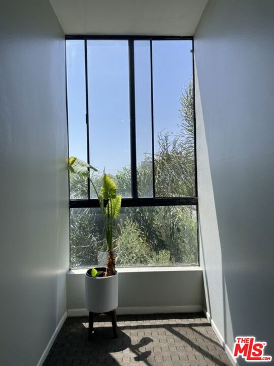 https://media.crmls.org/mediaz/f27298b9-7892-4028-8827-393d99eafe05.jpg?preset=X-Large