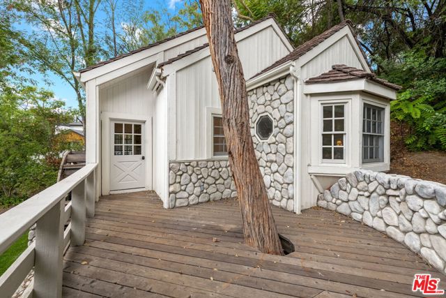 19159 Rosita Street, Tarzana CA: https://media.crmls.org/mediaz/f273fc84-0439-4640-aaeb-2aeb432ce14a.jpg