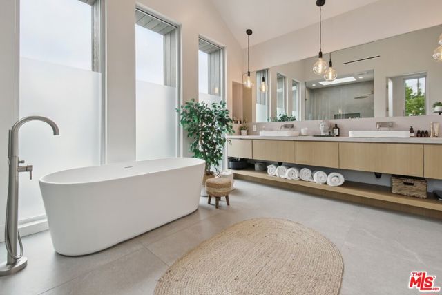 1310 Preston Way, Venice CA: https://media.crmls.org/mediaz/f274980b-4633-47c9-ad4a-8b126e002f5a.jpg