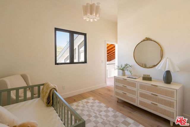 3820 S Burnside Avenue, Los Angeles CA: https://media.crmls.org/mediaz/f274de03-7c4b-4758-9d2b-e33d988e8720.jpg