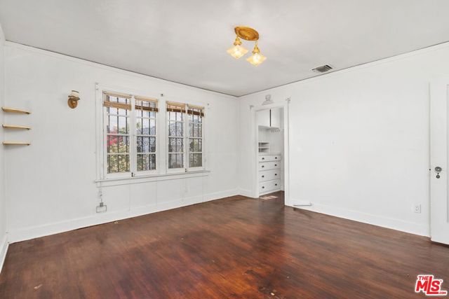 5021 Elmwood Avenue, Los Angeles CA: https://media.crmls.org/mediaz/f277ec17-5185-49f2-978a-b7a671c045b4.jpg