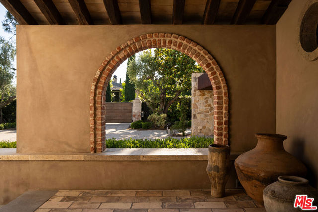 976 N Alpine Drive, Beverly Hills CA: https://media.crmls.org/mediaz/f278e75b-ccef-4094-908a-624f77a4df34.jpg
