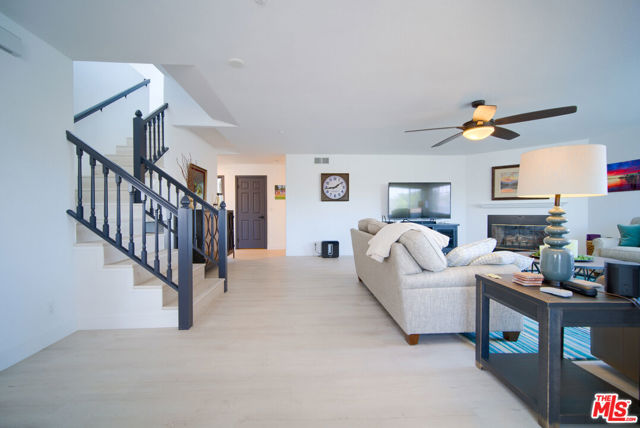 308 13th Street, Seal Beach CA: https://media.crmls.org/mediaz/f278f963-f696-45c1-bcb8-e16aea2d2c2c.jpg