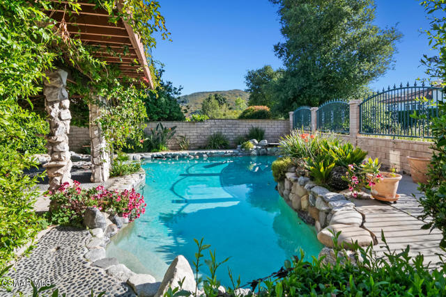 379 Greenway Avenue, Newbury Park CA: https://media.crmls.org/mediaz/f27914d4-c0da-431d-96b0-719fbd18a89b.jpg