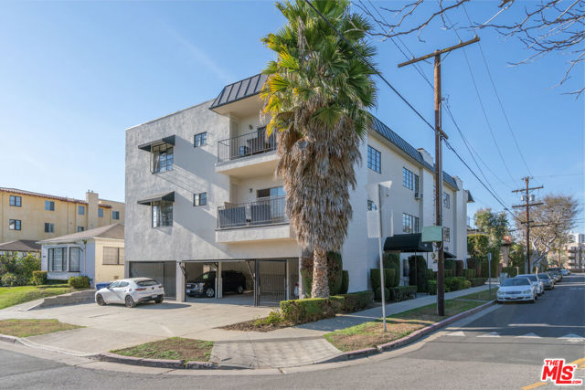 1677 WESTHOLME Avenue, Los Angeles CA: https://media.crmls.org/mediaz/f27975d1-babd-4b6c-947a-9cd6c9fbd856.jpg
