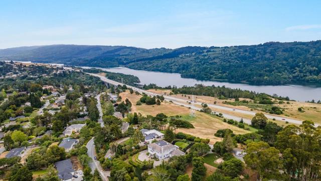 1535 Lakeview Drive, Hillsborough CA: https://media.crmls.org/mediaz/f2798363-074b-4625-98a9-8a449f036723.jpg