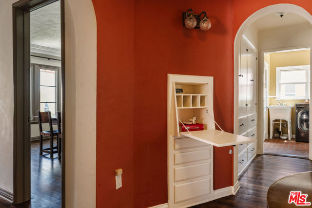 3975 Sutro Avenue, Los Angeles CA: https://media.crmls.org/mediaz/f27b5b6e-4a32-4f6b-851f-9fe06d75adc0.jpg