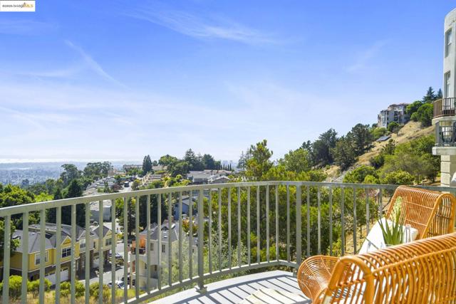 661 Via Rialto, Oakland CA: https://media.crmls.org/mediaz/f27c81f1-9759-426d-95f7-7fcd5262dc72.jpg