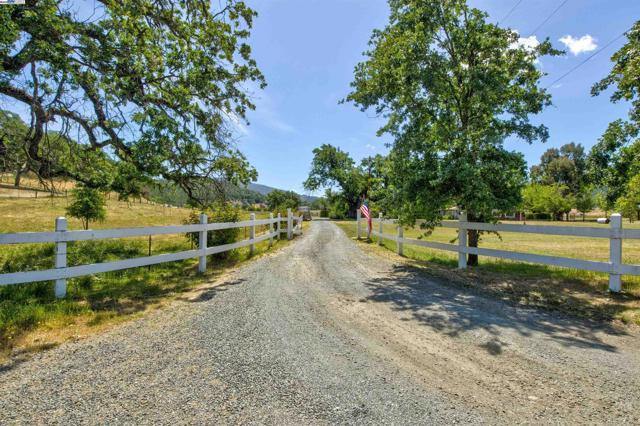 2051 Dollarhide Rd,  CA: https://media.crmls.org/mediaz/f27cd096-498a-4347-b785-876f52d02146.jpg