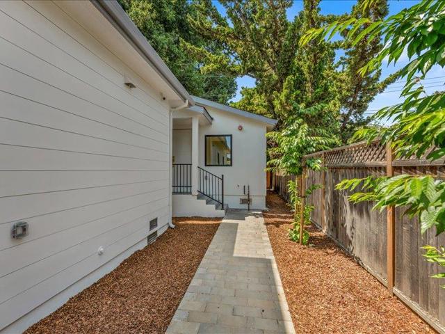 883 Rorke Way, Palo Alto CA: https://media.crmls.org/mediaz/f27d139c-d033-4d0b-bb18-b10bf49c541f.jpg